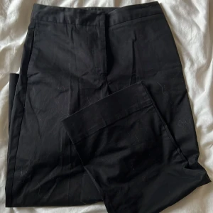 Kostymbyxor  - Super fina kostymbyxor från WERA  Raka i modellen och i ett ”mjukare” material  Slutar vid ankeln på mig som är 163 