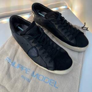 Philippe model sneakers | nypris 3499 | Skick: 9/10 otroligt fina snålt använda endast vid fina tillfällen | EU 42 (fits 42-43) Fraktar via postnord eller instabox på köparens bekostnad | Hör av dig vid minsta fråga eller fundering!