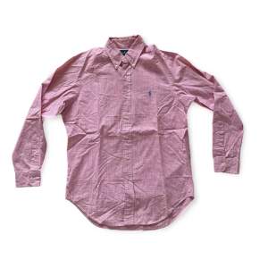 En rosa Ralph lauren skjorta, aldrig använd, ny pris 1199kr, säljer den för hela 699kr billigare, !ÄKTA!
