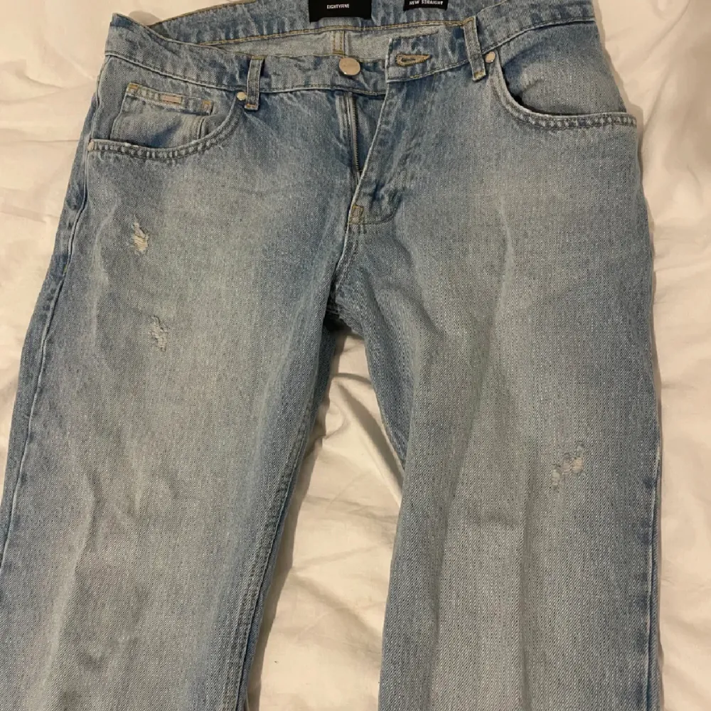 Eightyfive jeans, endast testade, storlek W.32, har en fet dragkedja till design på dem nedre benen, skriv för mer information. Jeans & Byxor.