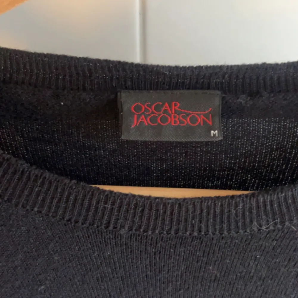 Tja säljer min Oscar Jacobsson merinoull tröja i strl M men sitter som S. Aldrig använd eftersom den är för liten för mig. . Tröjor & Koftor.