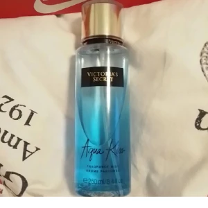 Victoria Secret body mist - Säljer denna då den inte luktar som den ska, vet inte om de ska lukta så men jag tycker inte det luktar gott. Spray saken fattas även men man kan sätta en från en annan parfym där. Säljer den för 40kr + frakt! 