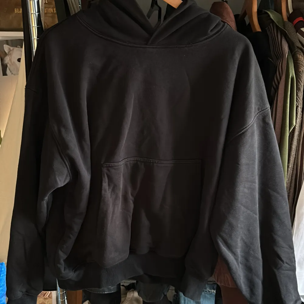 Yeezy gap hoodie som är riktigt tjock och skönt. Den är väldigt tung, doble layerd och lite croppad passform. I bra skick och sparsamt använd.. Hoodies.