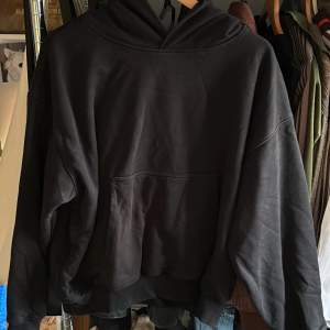 Yeezy gap hoodie som är riktigt tjock och skönt. Den är väldigt tung, doble layerd och lite croppad passform. I bra skick och sparsamt använd.