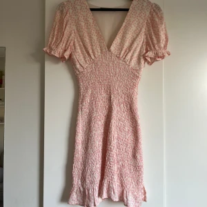 Blommig klänning  - Superfin sommar klänning 💕 väldigt stretchig, använd en gång 