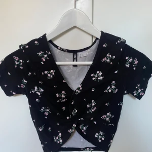 gullig topp från H&M - en gullig svart blommig topp, det är en magtröja och det finns en tillsydd knapp vid v-ringningen då den är rätt öppen, den går att ta bort den också💗💗