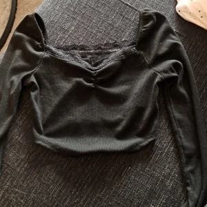 Svart kort tröja🖤 - En svart fin tröja som än använd några gånger, Säljer för att den är för att den är för liten. 