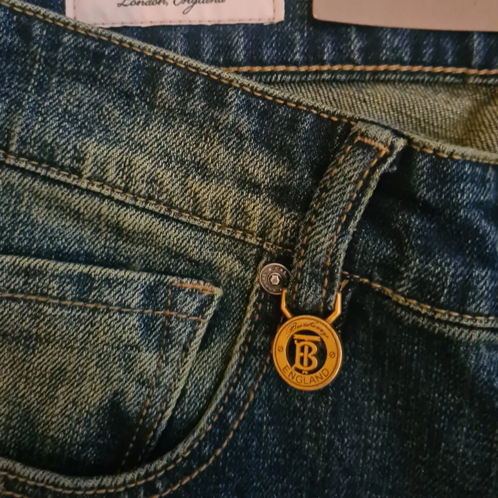 Säljer burberry jeans size 31 . Jeans & Byxor.
