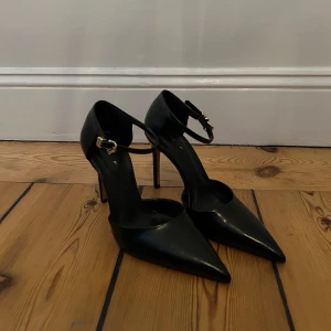 Högklackade pumps - Zara högklackade skor (1233/210) i storlek 37, använt en gång bara!! 💖jättefina!! nypris 499kr, dustbag ingår
