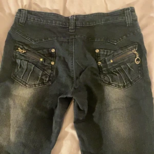 Jeans  - Jeans som slutar strax under knäna, det är min mammas gamla och tyvärr passar dem inte mig!  Midjemått: 35cm Ytterben: 66cm Innerben: 47cm 