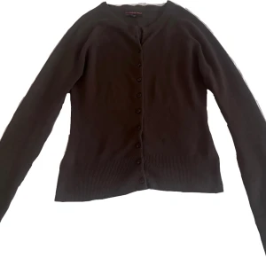 vintage brun button up cardigan  - Oanvänd ( inte min storlek) brun button upp cardigan 