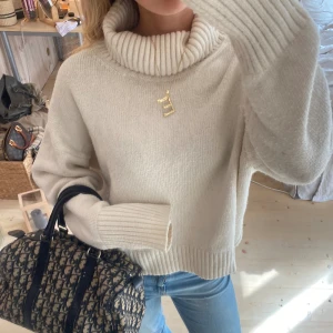 Stickad tröja - SUPER snygg värkligen!! Tryck på köp nu ❣️❣️