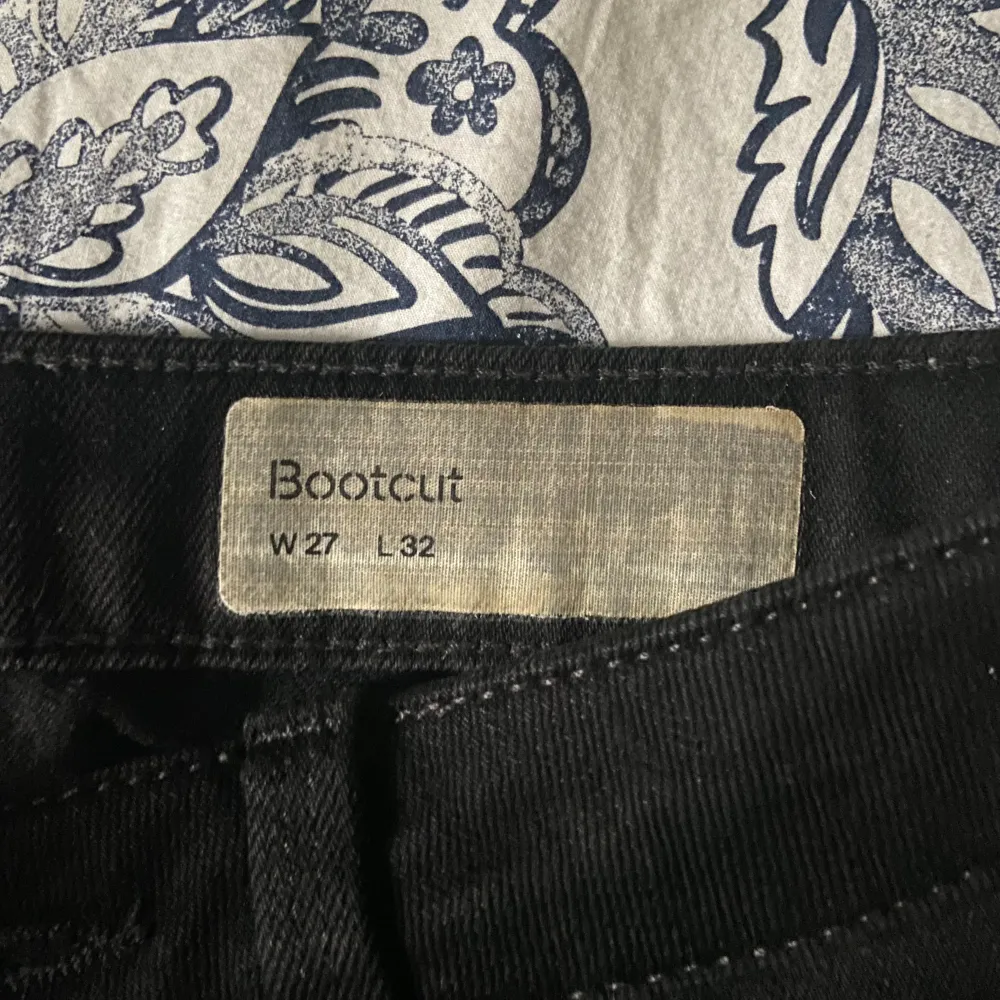 Säljer dessa lågmidjade bootcut jeans ifrån espirit använda några gånger men bra skick! Långa på mig som är 165 kom privat för fler frågor o sånt❤️. Jeans & Byxor.