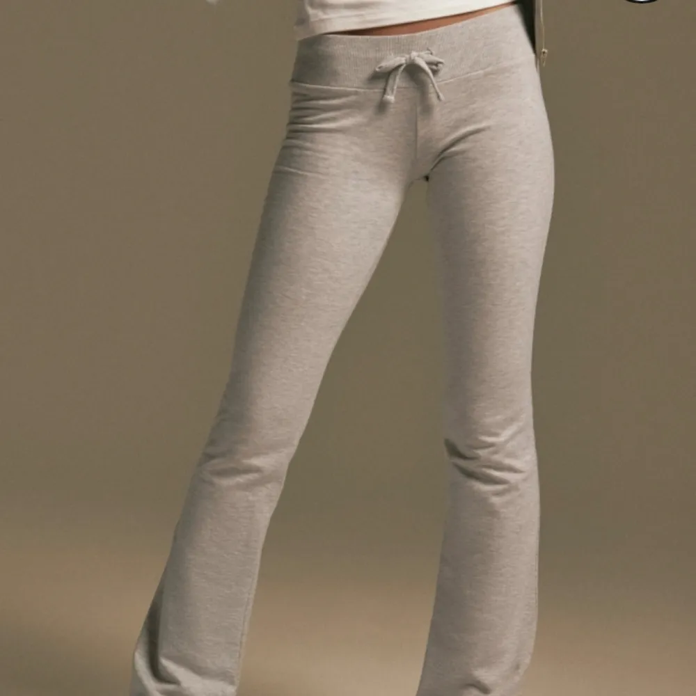 Säljer dessa low waist byxorna som sitter så fint . Jätte bra skick!. Jeans & Byxor.