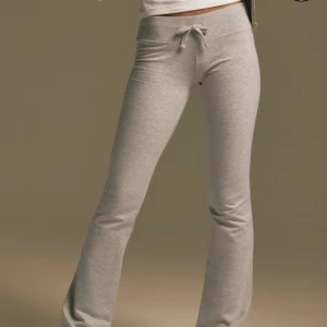 Low waist byxor  - Säljer dessa low waist byxorna som sitter så fint . Jätte bra skick!