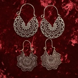 Två par nya örhängen Hippie Bohochic Bohemisk Orientalisk Hippie Alternativ Vintagelook  - Två par nya och oanvända örhängen. För dig med hål i öronen.  Rikt utsirade. Vintage/boholook. Guldfärgade. (Mer än jag lyckats fånga på bild.) ”Blommor” knappt 4 cm långa, 2,8 breda. Runda 4,7 cm långa, 3,5 breda. Lätta att bära.  Säljs som par.