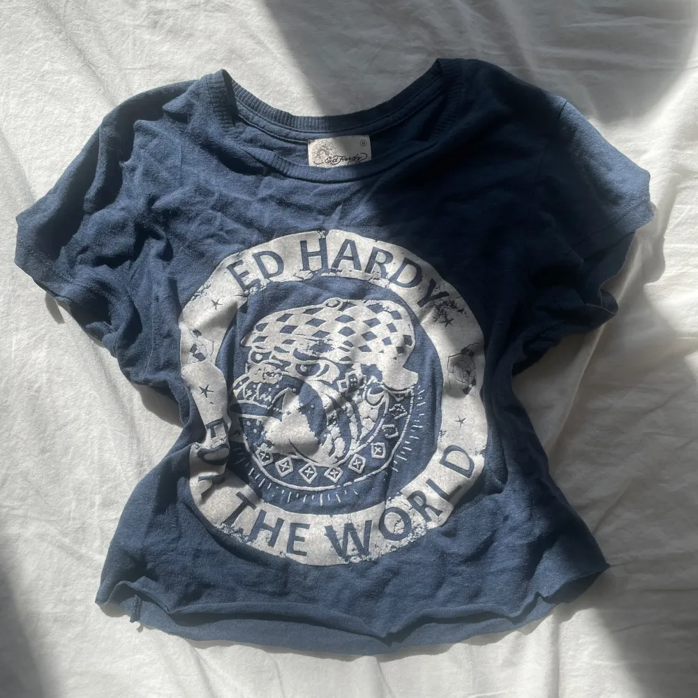 Säljer denna jättecoola Ed Hardy tröjan🫶 den är avklippt och är lite urtvättad, så priset är sänkt💗skriv om du har några frågor🫶. T-shirts.