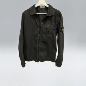 Stone island overshirt - Vi säljer en Stone island overshirt som är i bra skick, inga defekter.  Skick skala 8/10 Vid minsta funderingar tveka inte på att höra ev dig!