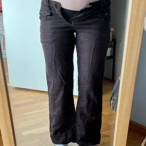 Bruna linnebyxor - Lågmidjade! En knapp saknas (andra bilden) och de är omsydda långst ner på benen, men annars i bra skick! Midja: 38cm Ytterben: 94 cm Innerben: 74cm 