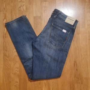 HELT NYA Replay Anbass - Säljer dessa helt nya Replays i modell Anbass. Riktigt snygg färg Storlek 34/34. Passar 185 - lite över 190 Riktigt bra pris på 549 då dessa är helt nya och nypris är ca 1800 - 2000. Kan sänka lite i priset om snabb affär. Hör av er för funderingar👊