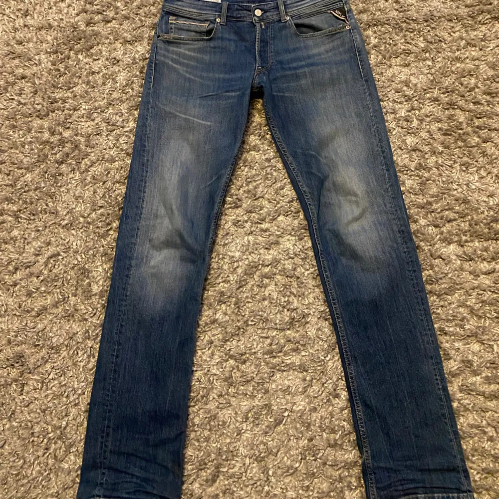 Säljer dessa Replay Grover jeans - fint skick - säljer pga för stora för mig - hör av dig vid frågor!. Jeans & Byxor.