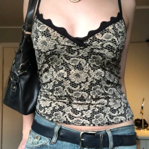 Y2k topp - Ett linne i ett supergulligt spetsmönster (det är inte spets på tröjan, ser bara ut som det)