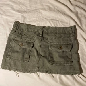 Cargo kjol - En grön cargo kjol med super söta detaljer, vintage :)