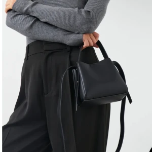 Liten väska - Svart liten väska från Gina, använt fåtal gånger 