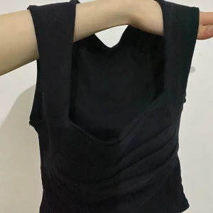 Crop top, med inbyggd bh - En kort crop top med inbyggd bh. Bomull material och skönt att ha på sig. Kort med design. Tjockt band och är u ringad. 
