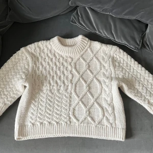 Vit stickad tröja - Köpt på H&M, använd ca 2 gånger. I nyskick. Mått: Chest: 52 cm Length: 52 cm Sleeve: 56 cm
