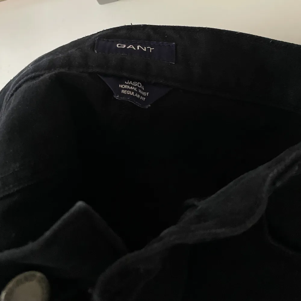 Gant Jason svart jeans 40/32 i bra skick använda någon gång men nu för stora.. Jeans & Byxor.