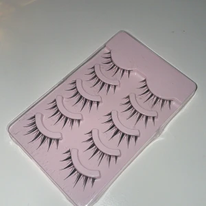 Lös ögonfransar!! - helt oanvända lös ögonfransar, säljer dem pga dem inte kommer till användning, annars jättefina!!💗