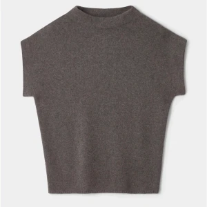 Cashmere tröja - Säljer denna tröja som är sjukt likt softgoats tröja, men denna är mer  som en topp jag älskar den men tyvärr jag har en likadan i beige och får mer användning av den, nypris är 2299 men säljer den för 1100. Har aldrig anvöndt den! Nyköpt:En vecka se