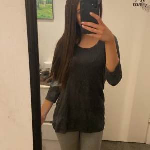 Långärmad topp - 💗Säljer denna mörkgråa, lite längre toppen i storlek 36. Köpte den för länge sen och använd ett fåtal gånger. Kommer dock aldrig till användning längre. 💗