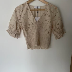 Beige topp/blus - Fin beige topp/blus, aldrig använd, prislappen kvar😊🥰