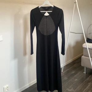 Svart klänning  - Svart långklänning från Gina Tricot med fin öppen detalj i ryggen😍