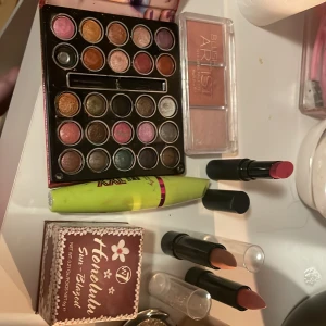 Smink - Pris diskuteras privat, lite är testat och annat är oanvänt. 🩷