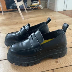 Buffalo loafers - Snygga buffalo loafers i fint skick som tyvärr inte passar mig i storleken. Kostar 1500 nya