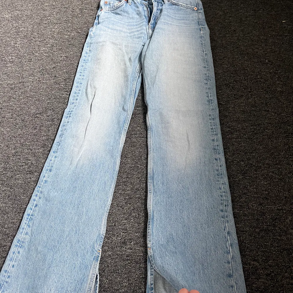 Ljusblåa byxor från Pull&Bear i storlek 32. Passformen är tight upptill men går ut nertill med en slitt/öppning vid fotleden. Är i bra form trots använda antal gånger.💓. Jeans & Byxor.