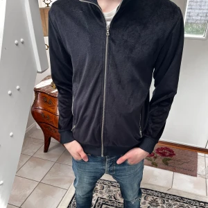 Limitato Liknande - Riktigt snygg Limitato liknande tröja🍾 schysst passform med en trevligt silver hel zip. Inget täcken på någon användning har bara legat🙏🏼 