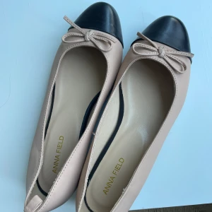 Ballerina  - Beiga och svarta ballerinaskor, fint skick. Passar även mig som vanligtvis är storlek 38