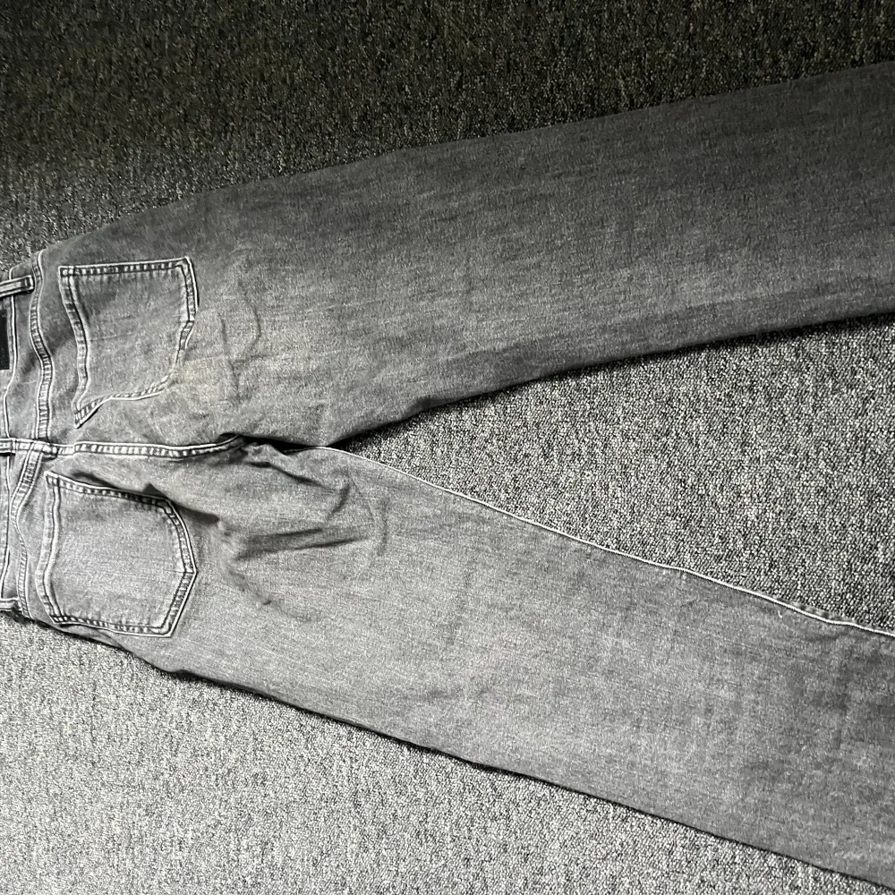 Ett par gråa jeans från Cubus, aldrig använda och därför i fint skick. Byxorna är i storlek XS/32.. Jeans & Byxor.