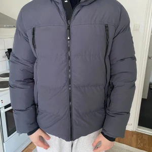 Dunjacka - Lorenzo Veratti - Dunjacka från Lorenzo Veratti✨ Storlek - XL Använd fåtal gånger, säljer den för den ej används. Frakt står köpare för, eventuellt meet up i Gbg eller Jönköping.