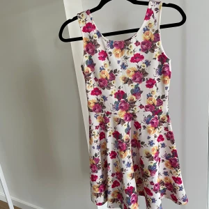Blommig klänning - Oanvänd med prislappen kvar. 