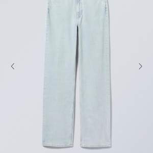 Jeans från Weekday i modell Rowe, med raka ben och hög midja. Färgen är ljusblå.  Nypris är 590 kr, säljer för 150 kr.  Storlek : W29/L34