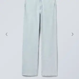 Jeans från Weekday i modell Rowe, med raka ben och hög midja. Färgen är ljusblå.  Nypris är 590 kr, säljer för 150 kr.  Storlek : W29/L34
