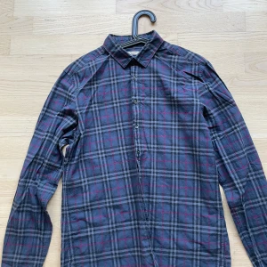 Burberry skjorta - Skön stilig burberry skjorta i det nya trendiga laidback kategorin. Helt autentisk och för endast 349kr är den din! Storlek L men passar även M.