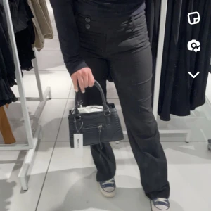 Lågmidjade kostymbyxor - Skitsnygga svarta kostymbyxor med svaga ränder. Lågmidjade och i bra skick