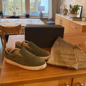 Bottega venetta skor - Bottega venetta skor i top skick 8/10. Extremt fräscha och unika! Produceras inte längre och är väldigt exklusiva!💯