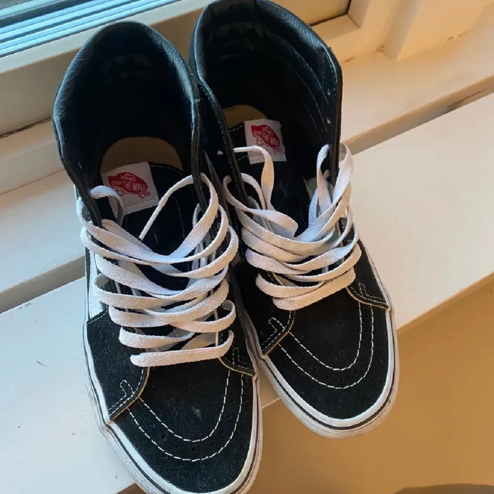 Hej! Säljer mina as coola Vans som passar perfekt nu till sommaren då jag vill ha dom i en annan färg. Pris kan sänkas vid snabb affär❤️(första bilden är lånad) . Skor.